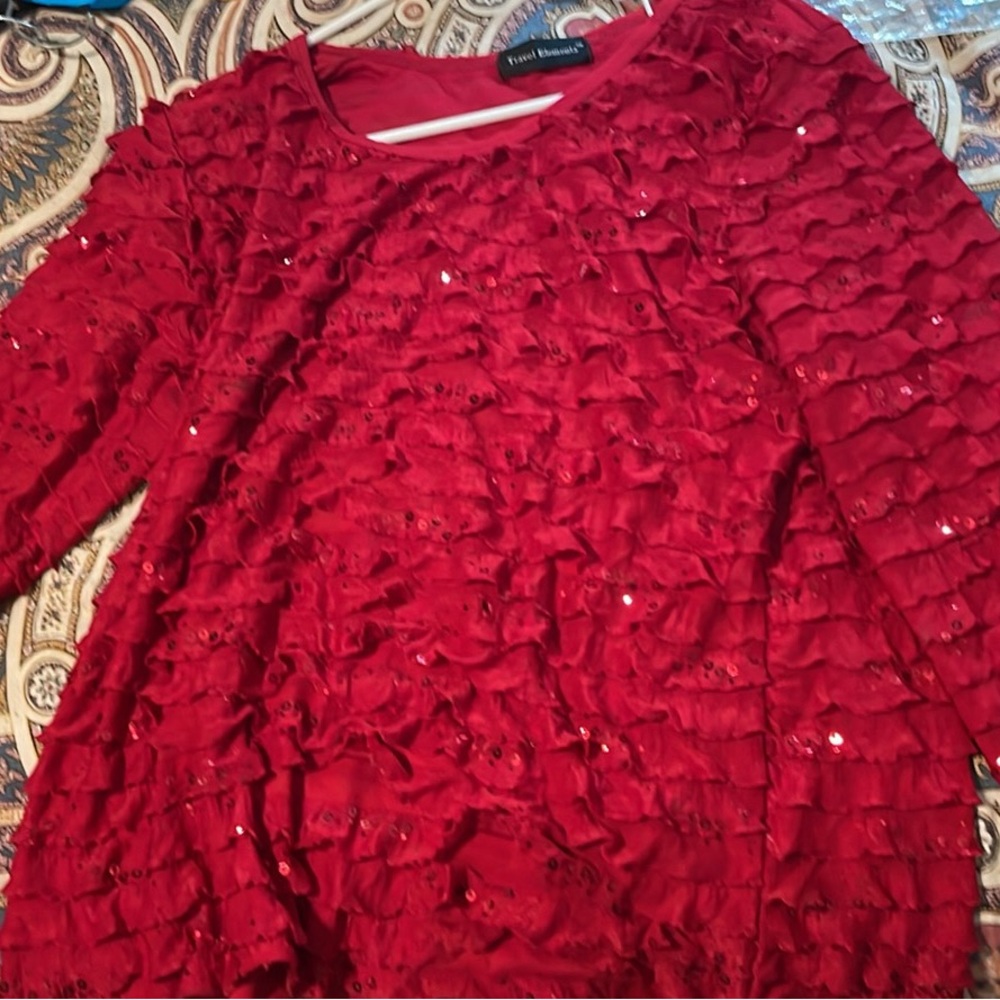 Red Travel Elements Top Size Large.      Xo9